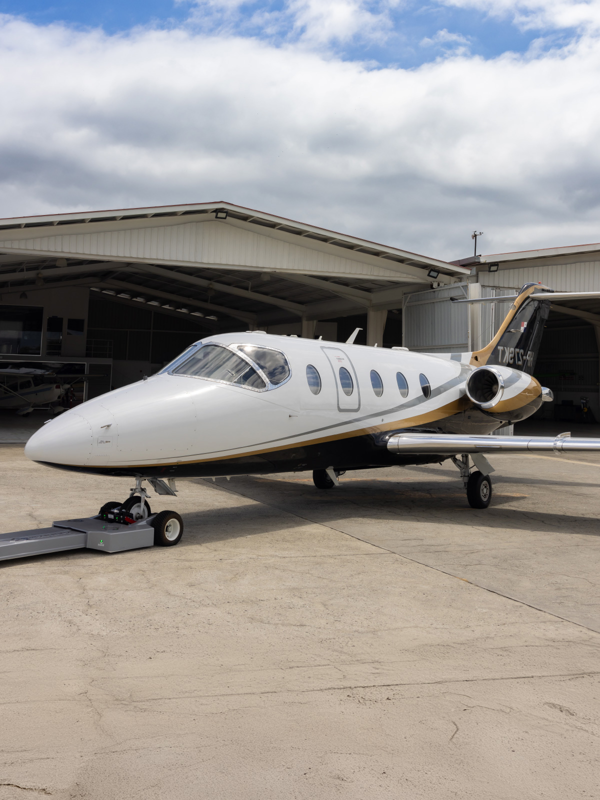 Hawker 400 XP exterior